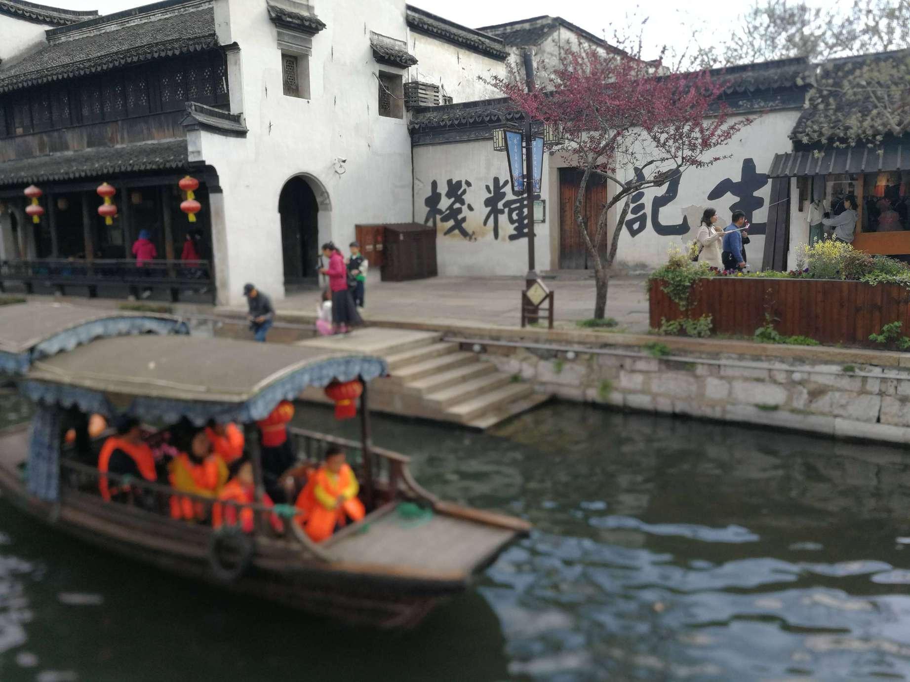 笑脸球的冒险之旅